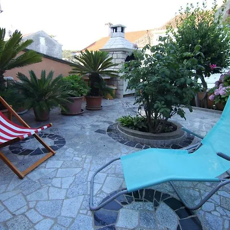 Apartman App With A Lovely Patio Mali Losinj