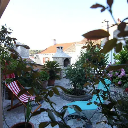 Apartman App With A Lovely Patio Mali Losinj