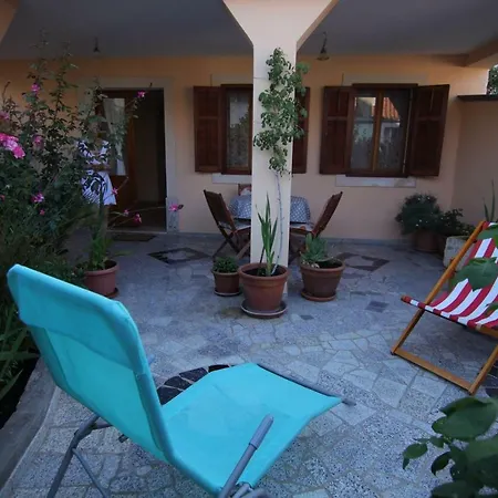 App With A Lovely Patio Apartman