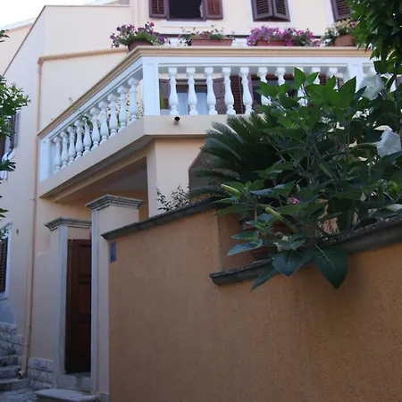 App With A Lovely Patio Mali Lošinj
